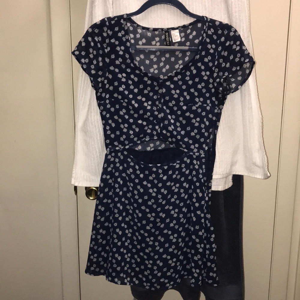 Navy flower patterned mini dress!